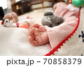 お昼寝スヤスヤ眠る赤ちゃんの手 70858379