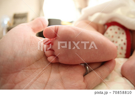 可愛い赤ちゃんの小さな足の写真素材