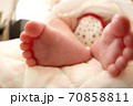 可愛い赤ちゃんの小さな両足 70858811