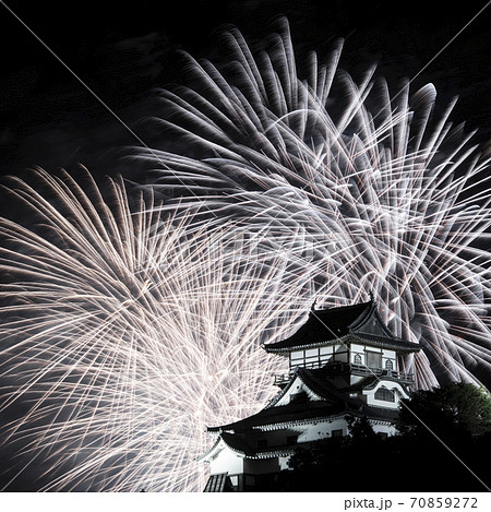 【愛知県犬山市】日本ライン夏まつり納涼花火大会。花火と犬山城。 【愛知県犬山市】日本ライン夏まつり納涼花火大会。花火と犬山城。 70859272