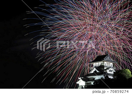愛知県犬山市 日本ライン夏まつり納涼花火大会 花火と犬山城 の写真素材 愛知県犬山市 日本ライン夏まつり納涼花火大会 花火と犬山城 の写真素材
