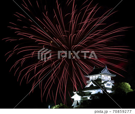【愛知県犬山市】日本ライン夏まつり納涼花火大会。花火と犬山城。 70859277