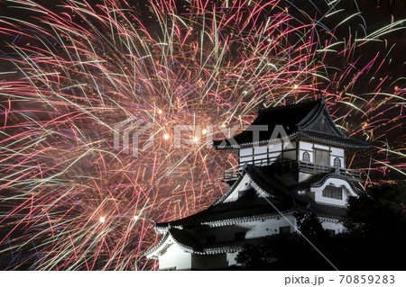【愛知県犬山市】日本ライン夏まつり納涼花火大会。花火と犬山城。 70859283