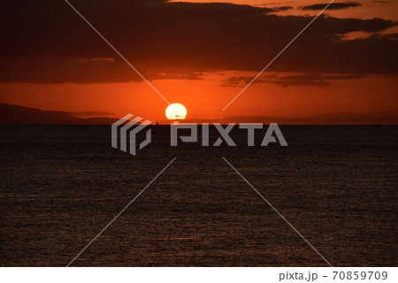 明石海峡に沈む夕日と船舶、播磨灘を望む 70859709