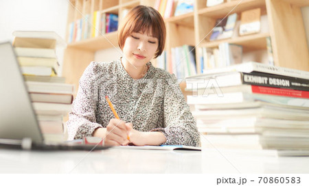 勉強している若い女性 70860583