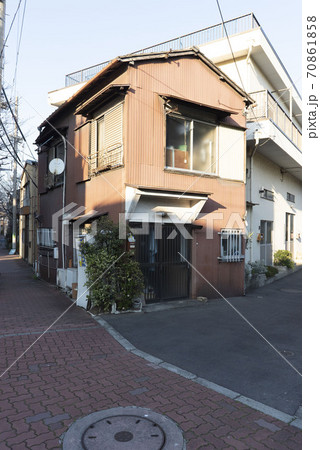 日本の古い木造住宅 モルタル アパート トタン造りの写真素材