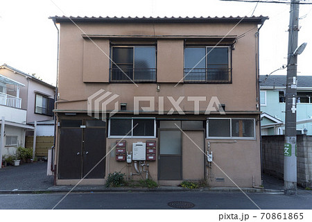 日本の古い木造住宅 モルタル アパート トタン造りの写真素材
