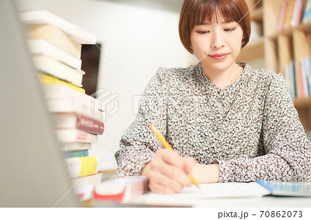 勉強している若い女性 勉強している若い女性 70862073