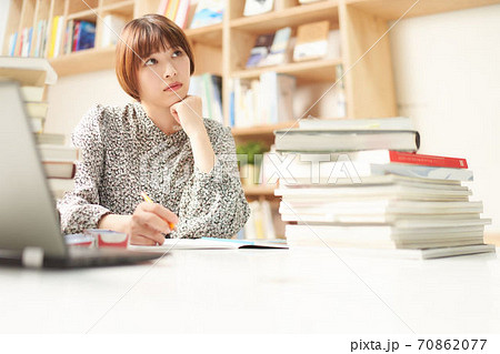思索にふける若い女性 70862077