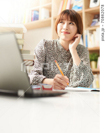 勉強している若い女性 70862078