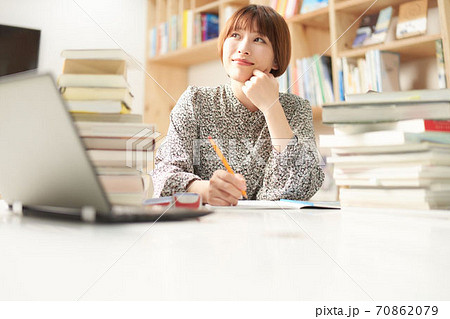 勉強している若い女性 70862079
