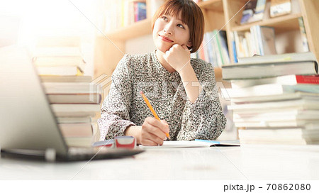 勉強している若い女性 勉強している若い女性 70862080