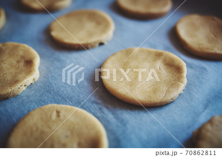 Round pieces of shortbread dough for making Round pieces of shortbread dough for making 70862811