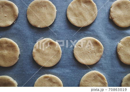 Round pieces of shortbread dough for making Round pieces of shortbread dough for making 70863019