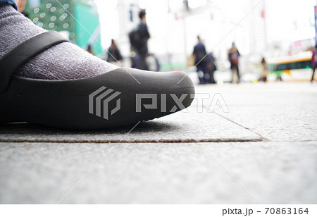 様々なイメージを想起させる足元のアップ 70863164