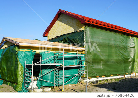 construction of a residential house from blocks, technological treatment of the facade 70864426