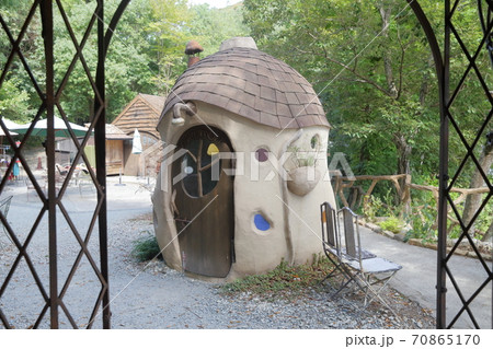 ジブリ映画に出てきそうな建物 ぬくもりの森 浜松市 の写真素材