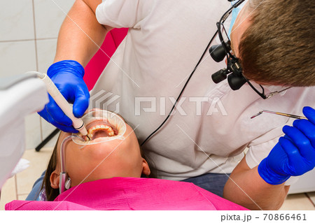 The dentist uses a scaler to remove tartar, oral hygiene. The dentist uses a scaler to remove tartar, oral hygiene. 70866461