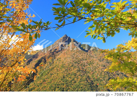 【愛媛県】晴天下の石鎚山紅葉 【愛媛県】晴天下の石鎚山紅葉 70867767