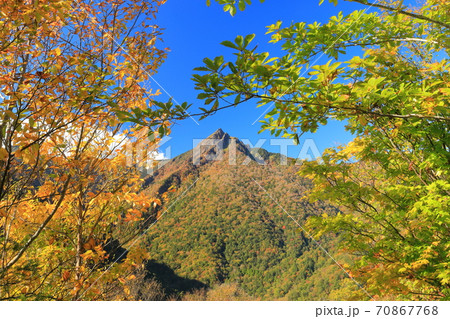 【愛媛県】晴天下の石鎚山紅葉 70867768