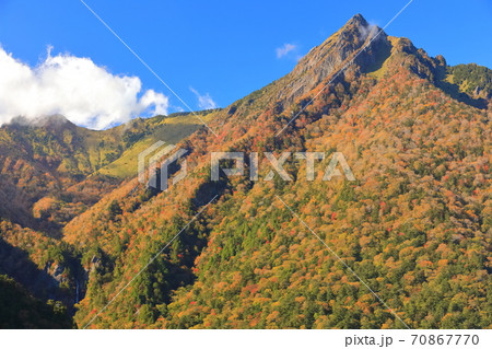 【愛媛県】晴天下の石鎚山紅葉 70867770