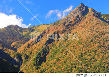 【愛媛県】晴天下の石鎚山紅葉 【愛媛県】晴天下の石鎚山紅葉 70867771