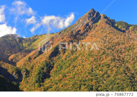 【愛媛県】晴天下の石鎚山紅葉 【愛媛県】晴天下の石鎚山紅葉 70867772