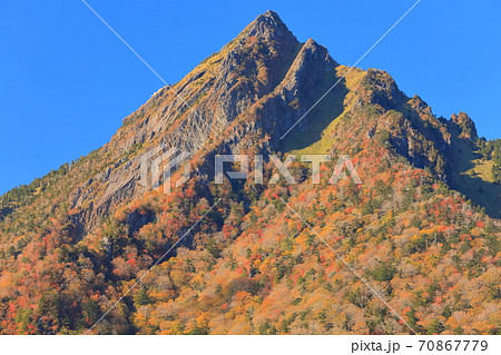 【愛媛県】晴天下の石鎚山紅葉 70867779