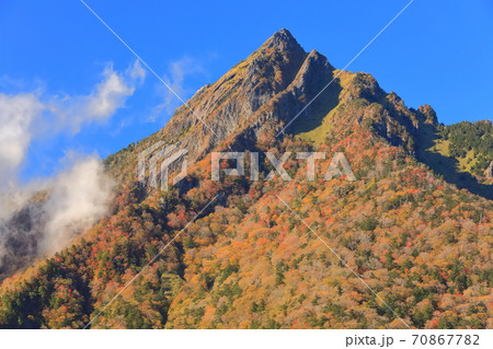 【愛媛県】晴天下の石鎚山紅葉 【愛媛県】晴天下の石鎚山紅葉 70867782
