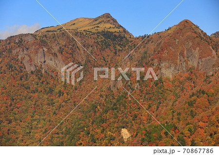 愛媛県 晴天下の瓶ヶ森紅葉の写真素材