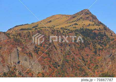 愛媛県 晴天下の瓶ヶ森紅葉の写真素材