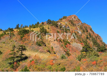 愛媛県 晴天下の瓶ヶ森紅葉の写真素材