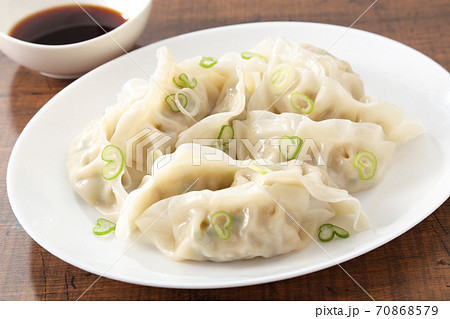 食卓の水餃子 70868579