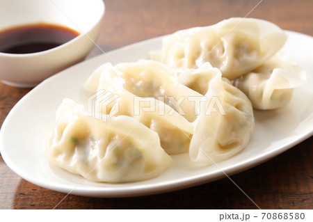 食卓の水餃子 70868580