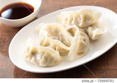 食卓の水餃子 70868581