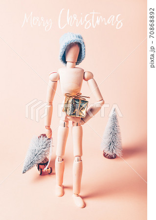Wood man with Xmas tree 70868892
