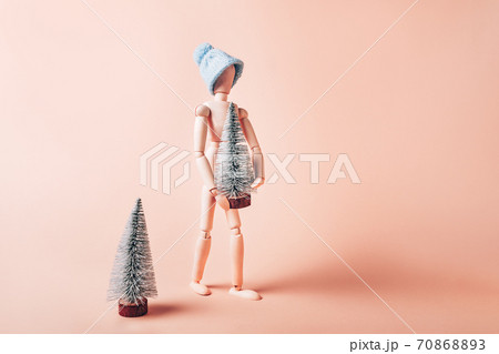 Wood man with Xmas tree 70868893
