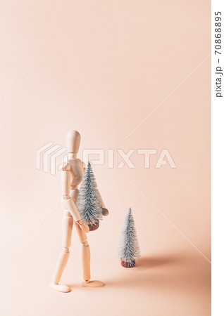 Wood man with Xmas tree Wood man with Xmas tree 70868895