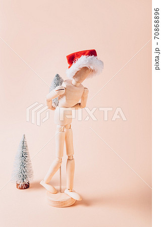 Wood man with Xmas tree Wood man with Xmas tree 70868896
