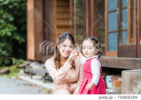 田舎暮らしをする家族 女の子とママ 70869299