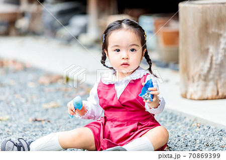 田舎暮らしをする家族 かわいい女の子の写真素材