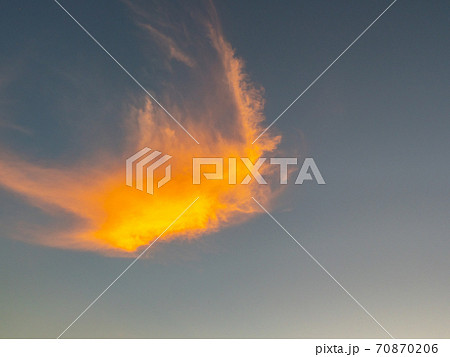 風景 オレンジ色に染まる雲と夕方の空 背景素材の写真素材