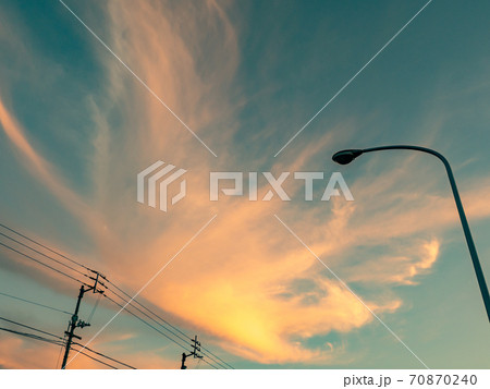 街中からみた夕方の雲と空 背景素材の写真素材