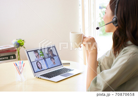 リビングでオンラインミーティングをする女性 70870658