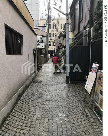 神楽坂でロケハンしたインスタ映えする石畳みの小道の風景の写真素材