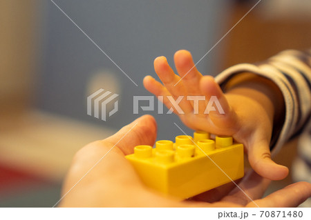 ブロックを「どうぞ」する、赤ちゃんの手 ブロックを「どうぞ」する、赤ちゃんの手 70871480