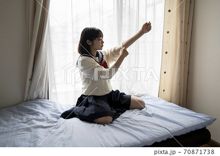 身支度をする女子高生 70871738