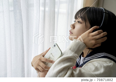 ヘッドフォンと女子高生 ヘッドフォンと女子高生 70871802