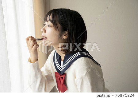 メイクをする女子高生 70871824