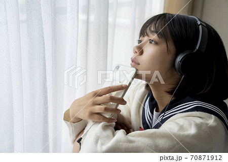 ヘッドフォンと女子高生の写真素材